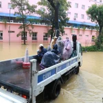 Ảnh trong bài viết: Bệnh viện Trung ương Huế bị cô lập, xe công vụ vượt lũ chở lương thực tiếp ứng Bệnh viện Trung ương Huế bị cô lập, xe công vụ vượt lũ chở lương thực tiếp ứng