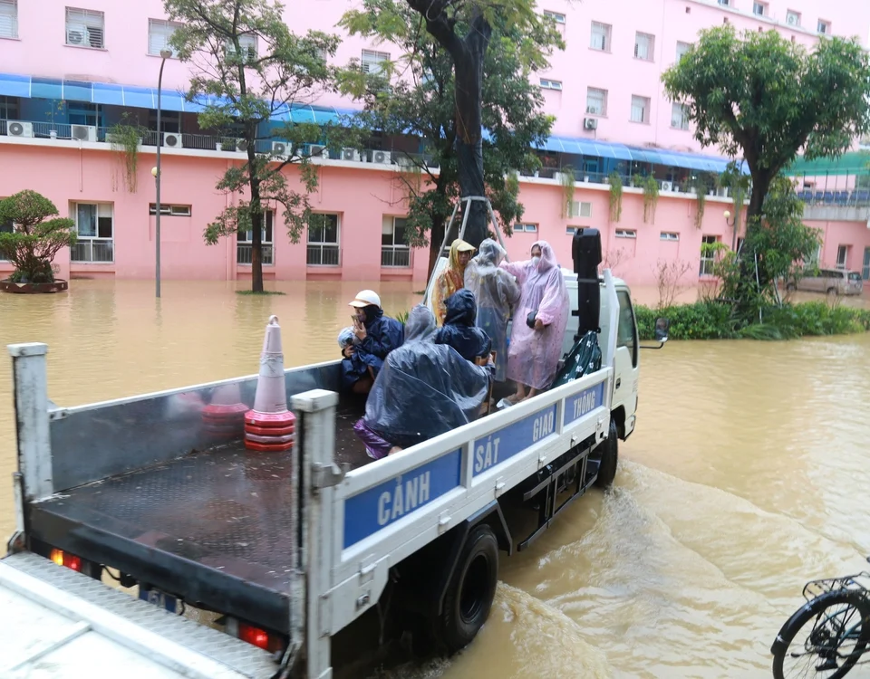 Bệnh viện Trung ương Huế bị cô lập, xe công vụ vượt lũ chở lương thực tiếp ứng