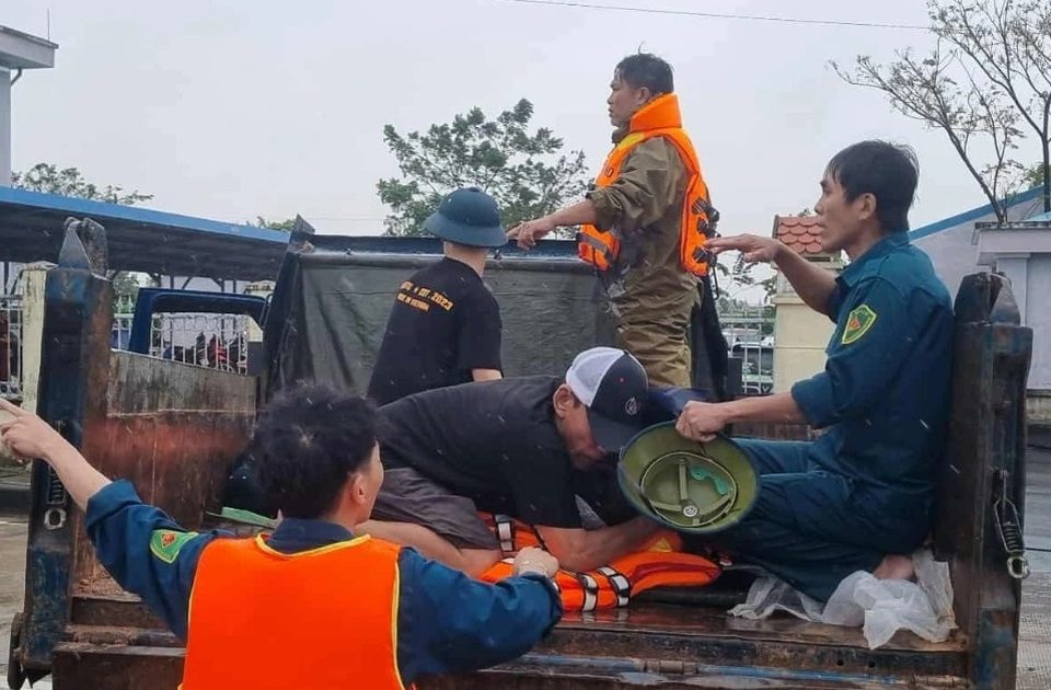 8 người cùng một gia đình nghi bị ngạt khí trong đêm lũ lớn