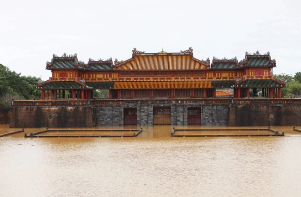 Lũ “bao vây” Kinh thành Huế, đường vào Đại nội nước chảy cuồn cuộn